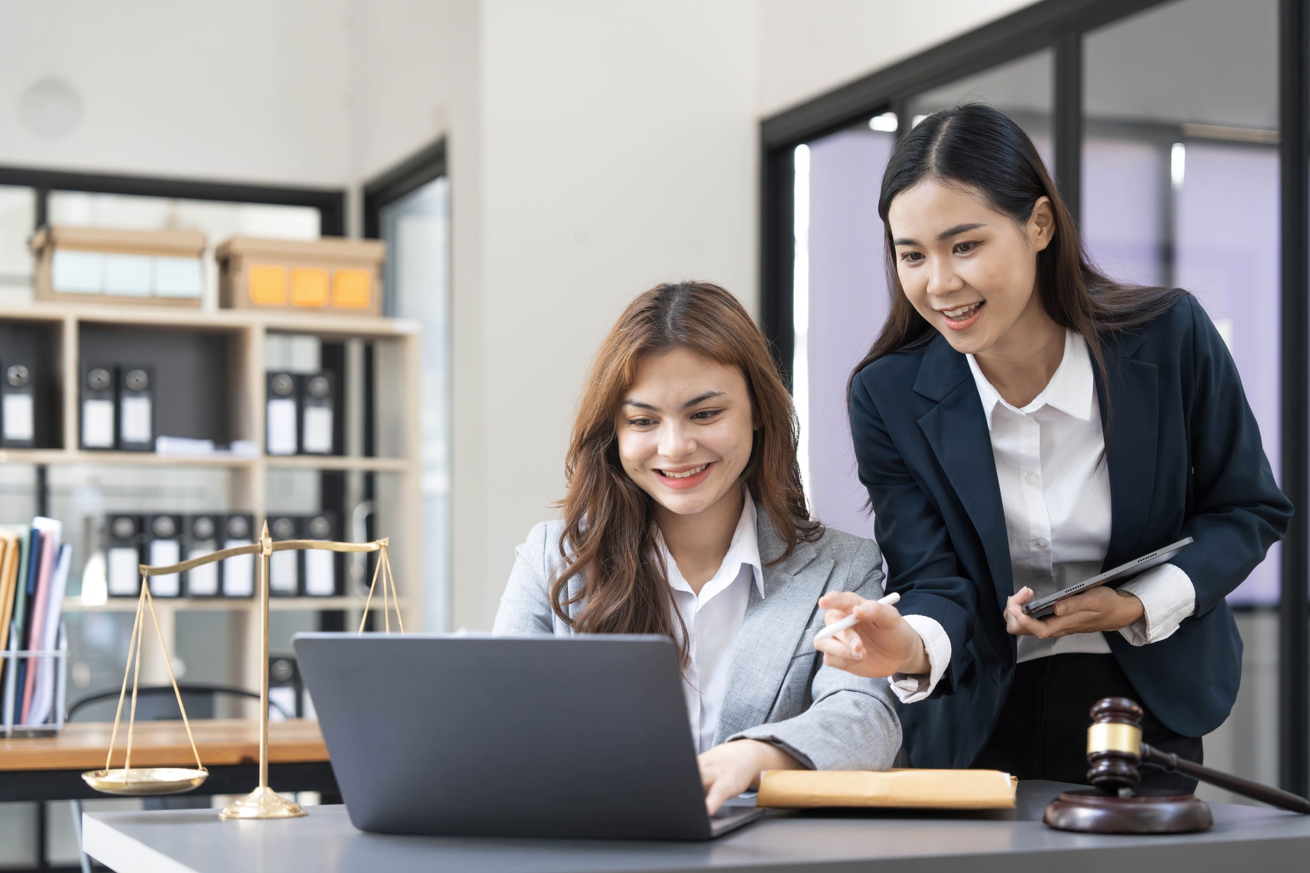 Asistencia legal en transacciones comerciales, contrataciones y litigios civiles y mercantiles.